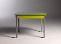 Logo Table hercule 130x80 - plateau vert - pieds argent - ceinture codenontrouve_-orange 2000_vert_argent_codenontrouve_-orange